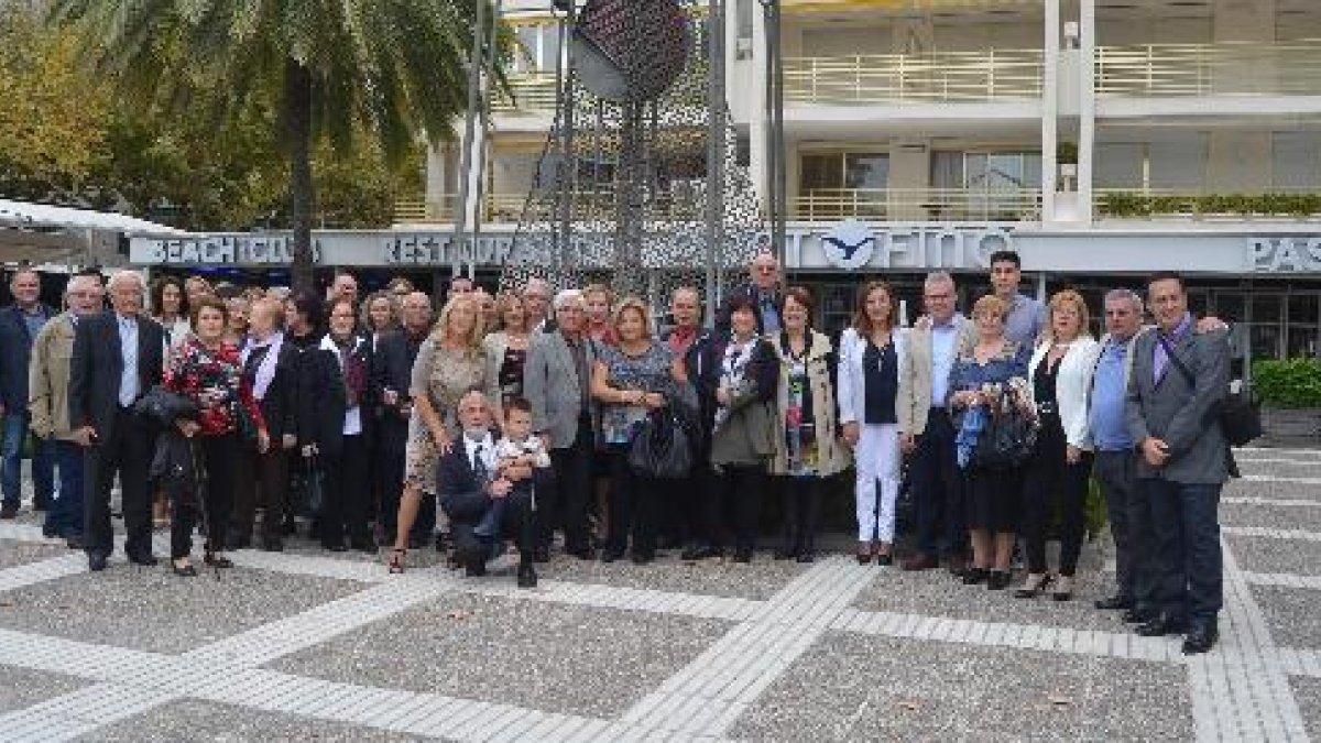 Asistentes al encuentro en Salou con miembros de Somos Albojenses y el alcalde.