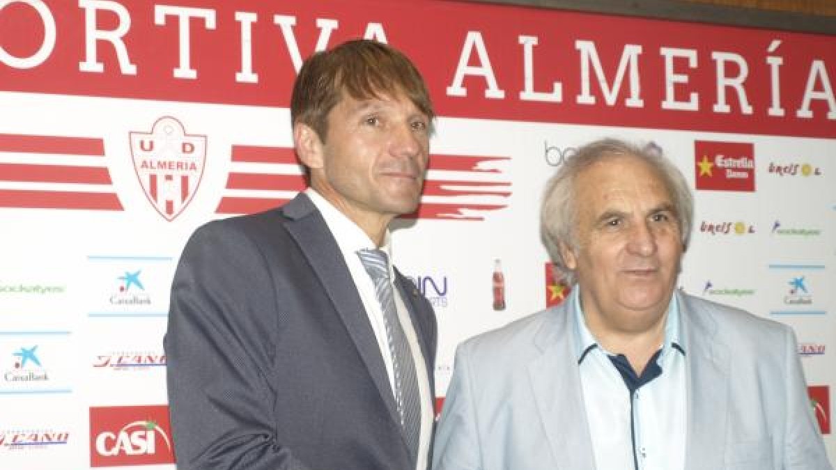 Joan Carrillo y el presidente Alfonso García.