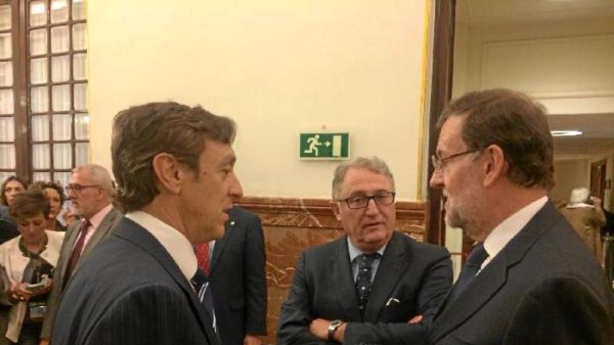 Mariano Rajoy, Rafael Hernando y Jesús Caicedo.
