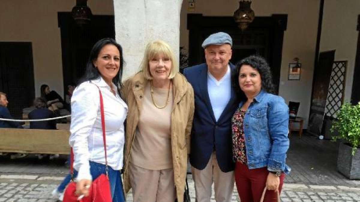 Diana Rigg y Conleth Hill, ayer con Pilar y Vanina.