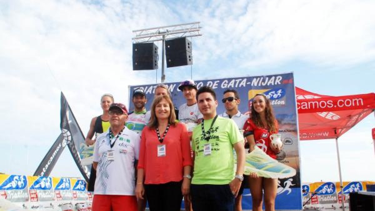 Podio con la alcaldesa de Níjar.