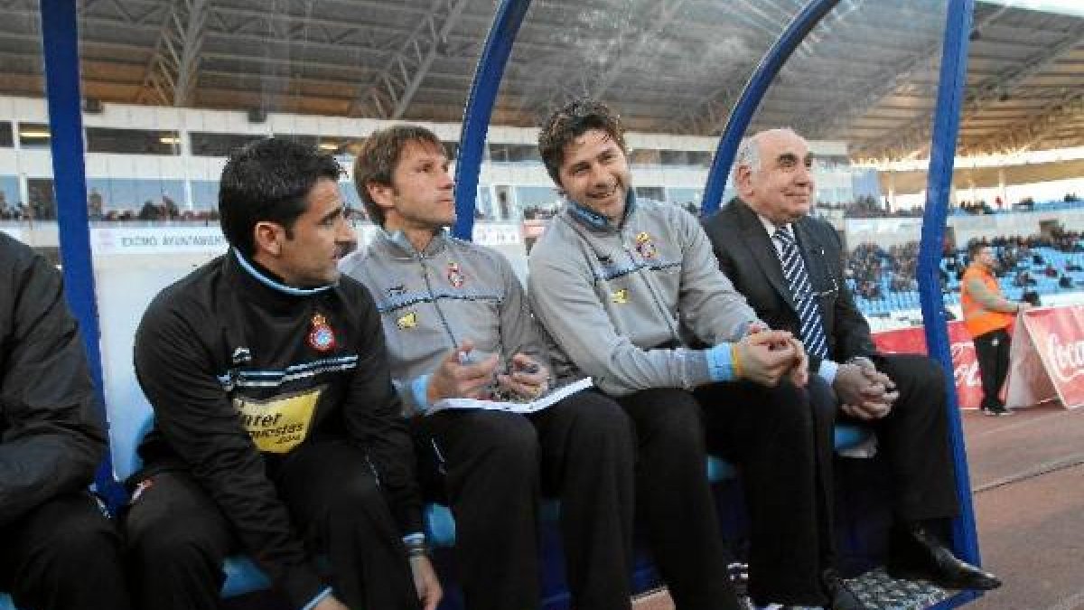 El banquillo del Espanyol en la temporada 2010-11 con Joan Carrillo.