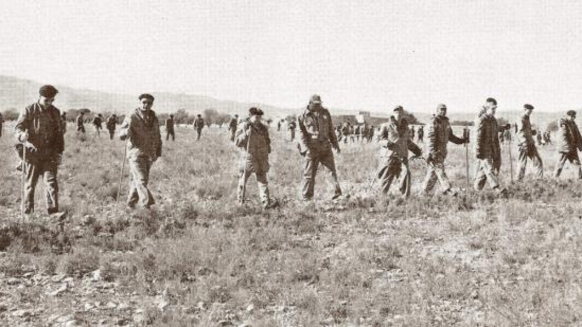 Hombres del General Wilson haciendo trabajos de campo en Palomares en enero días después del accidente.