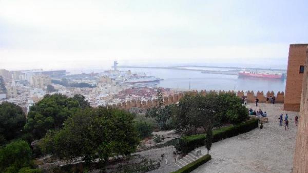 Primer recinto de la Alcazaba, que acogerá hoy y mañana el rodaje de la serie.