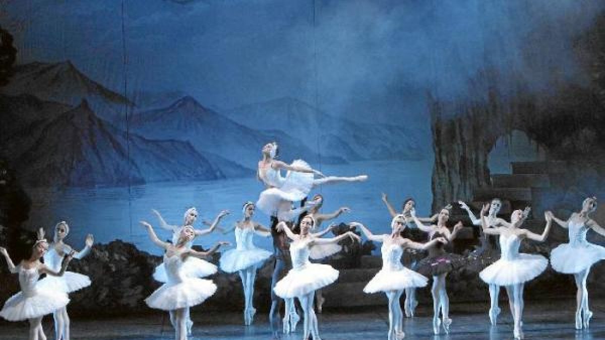 Los bailarines demostraron su magnífica técnica sobre el escenario.