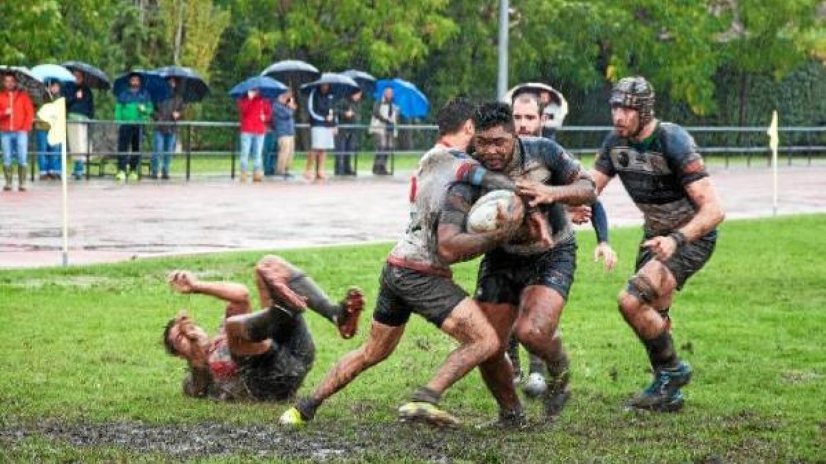 Los almerienses dieron la cara sobre el barro.