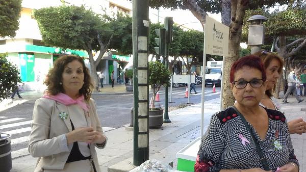 Mesa informativa sobre el cáncer de mama.