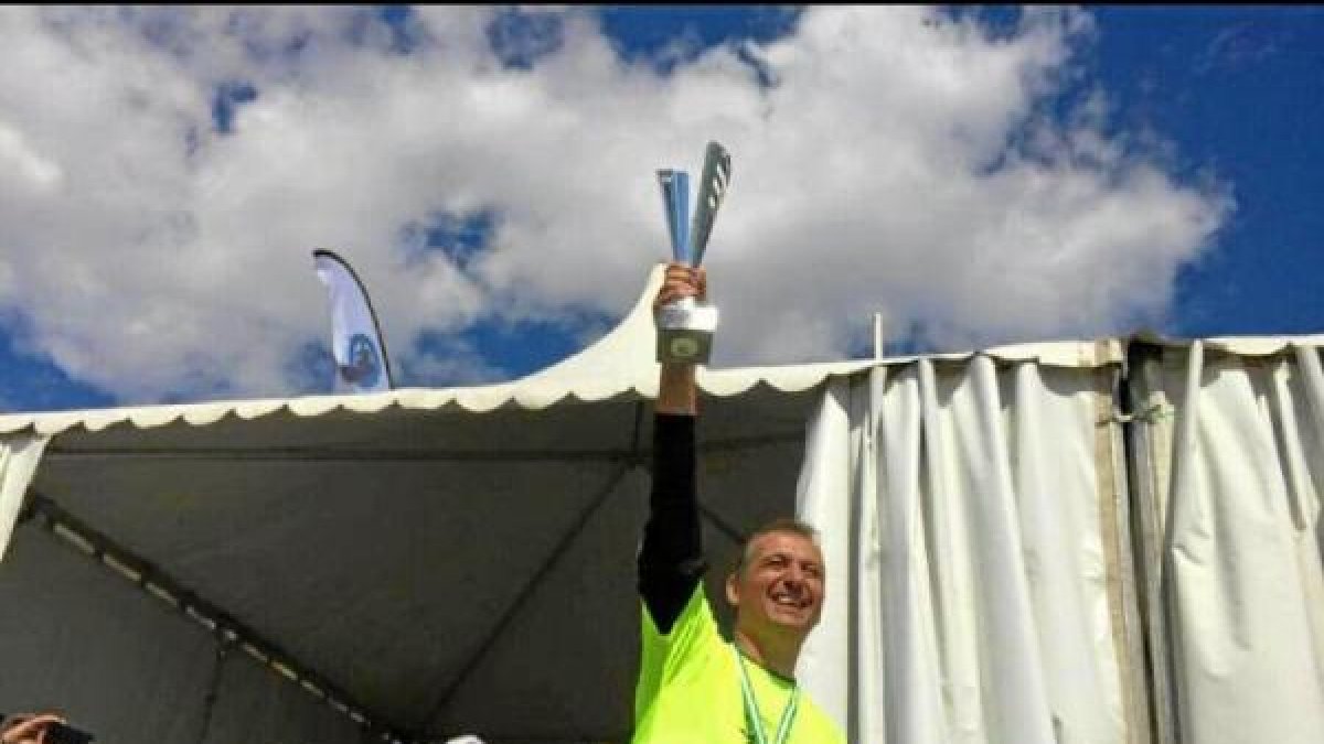 Miguel Ángel Martín Cara levanta la Copa.
