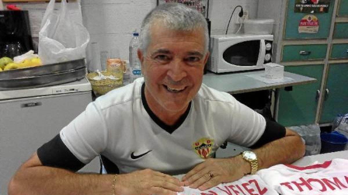Éste hombre sabe bien lo que está pasando en el Almería.