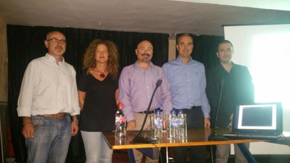 El subdirector con las autoridades