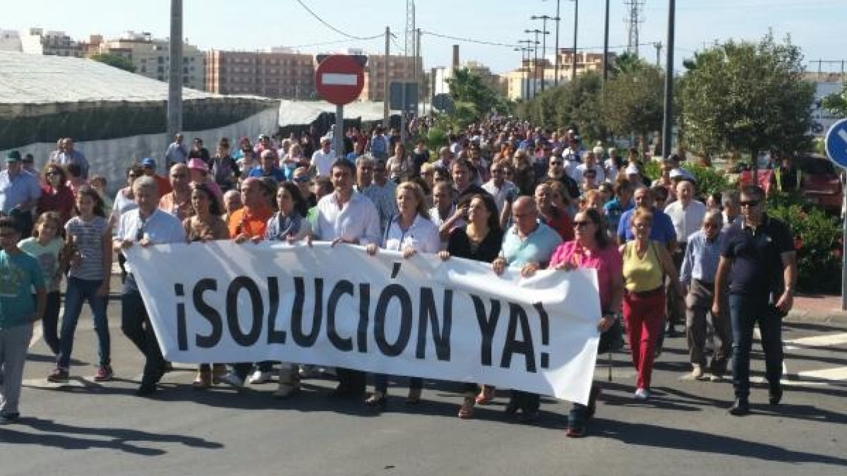 Cabecera de la manifestación con el alcalde a la cabeza