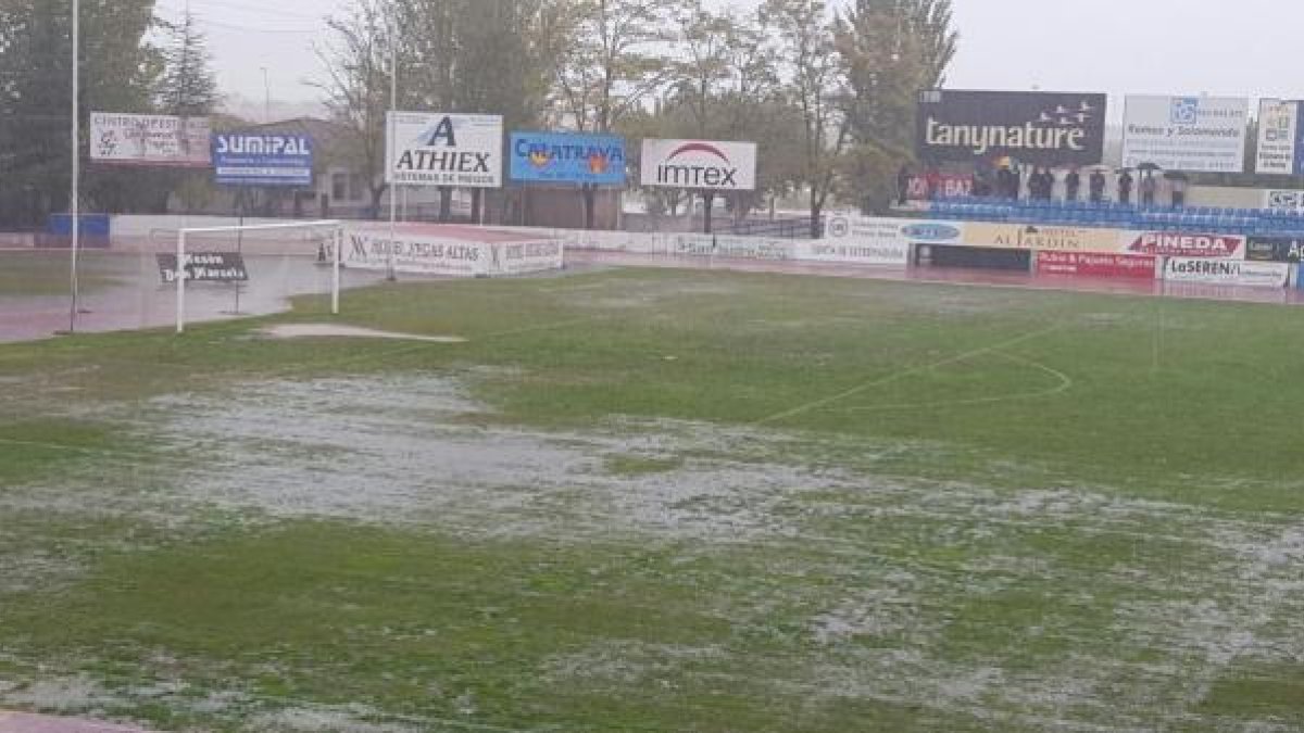 Aspecto del campo minutos antes de jugarse el partido.