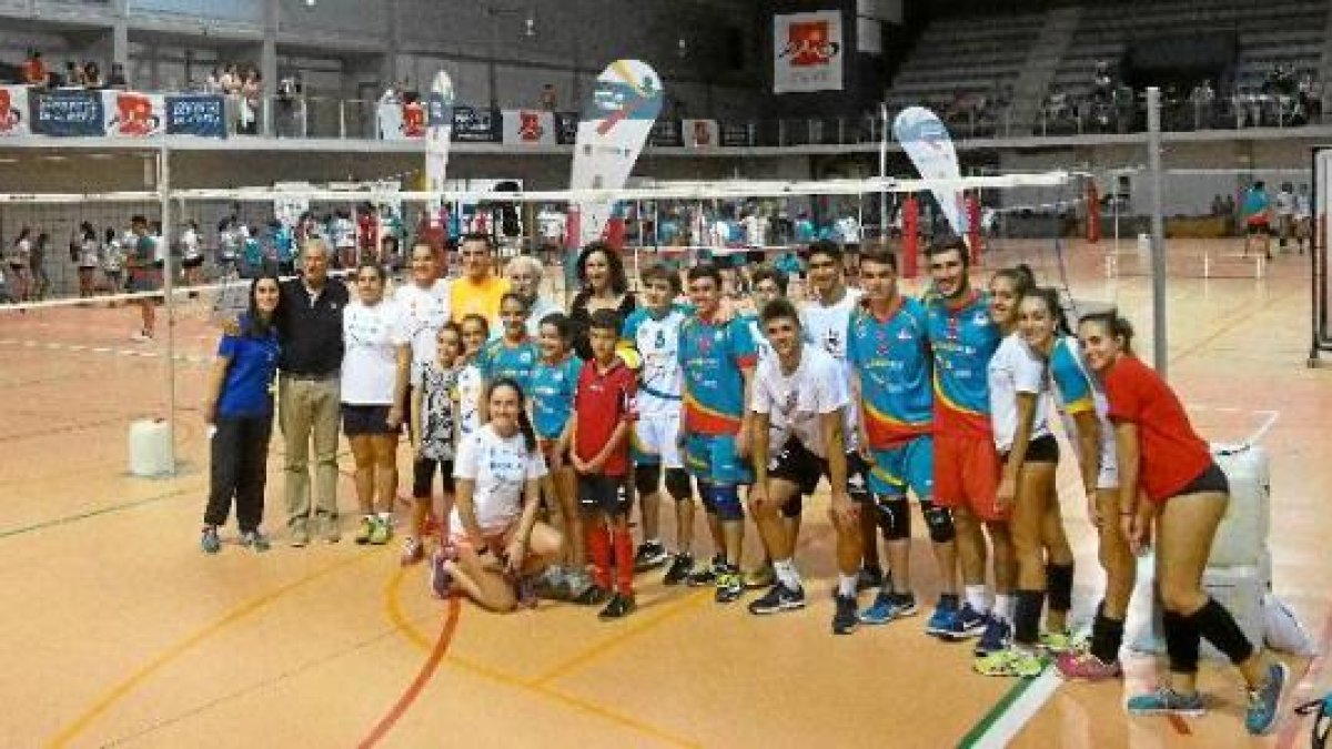 La concejala de deportes, Mar Vázquez, con los jugadores.