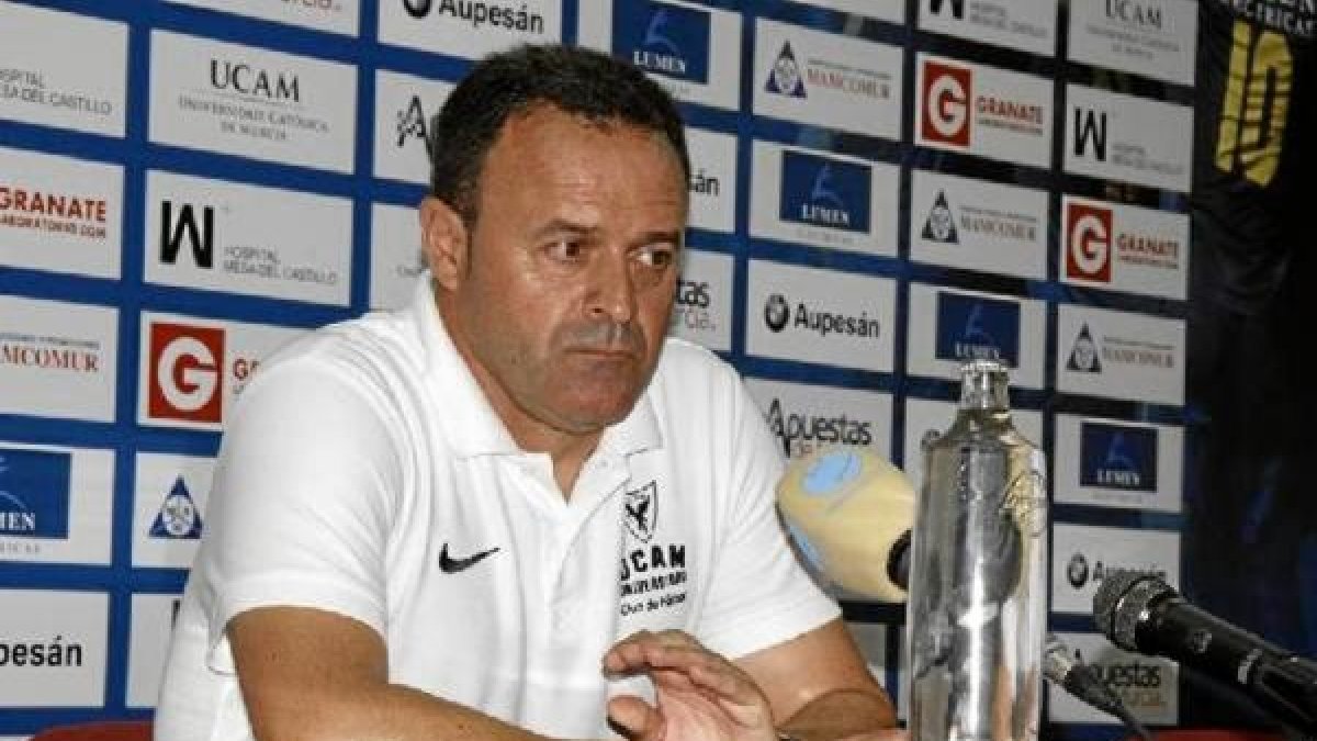 José María Salmerón hace líder al UCAM.