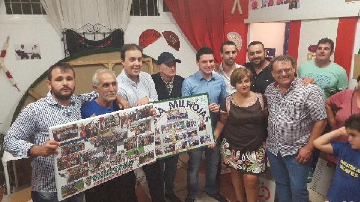 Intercambio de obsequios entre aficionados en la noche del sábado.