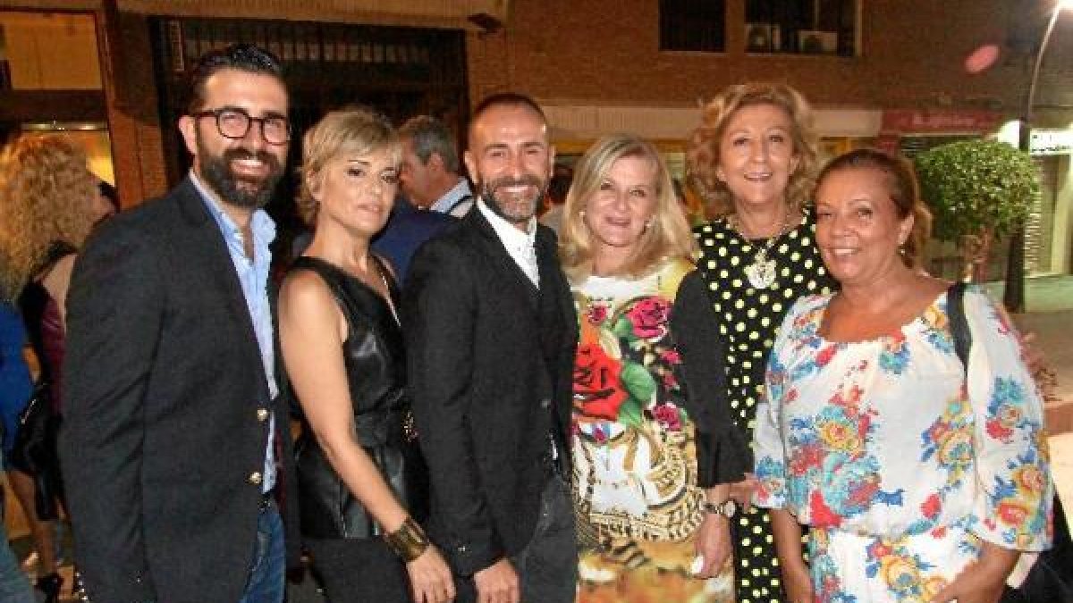 Manolo Cerdán y Concha Morcillo con Guadalupe Hueso e invitados a la fiesta.