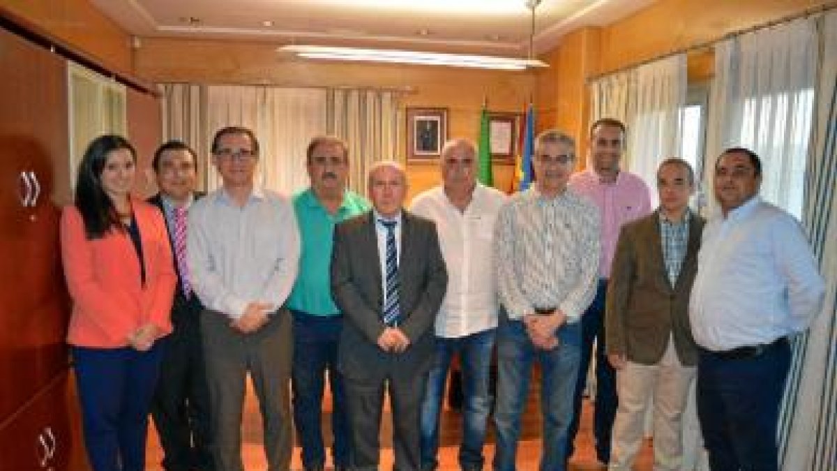 Foto de familia de la nueva junta directiva.
