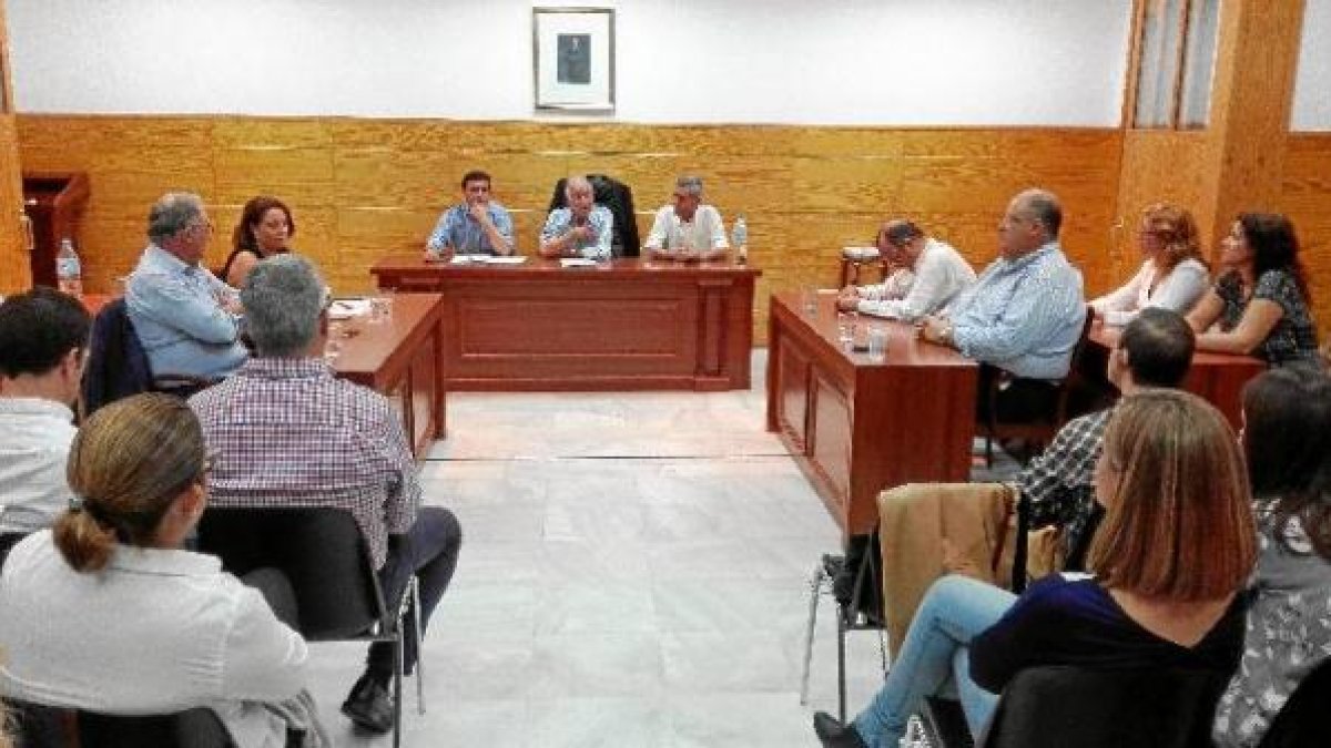 El presidente del PP, Gabriel Amat, durante la reunión celebrada en Benahadux.