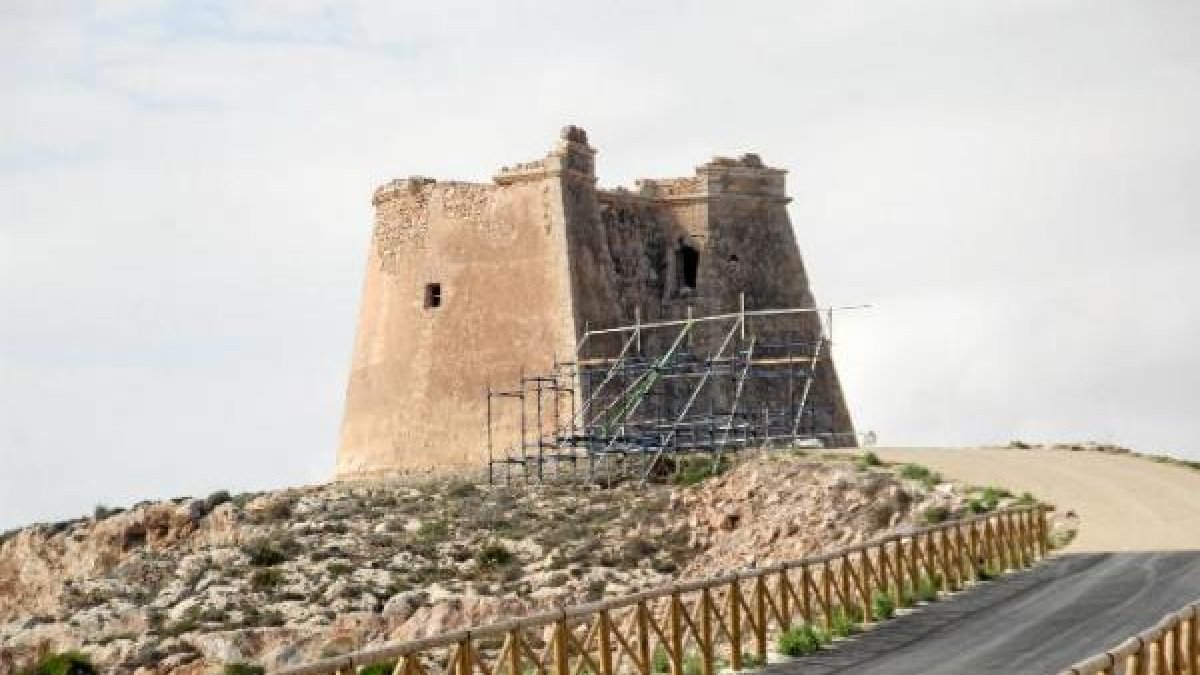 Torre de Mesa Roldán, en Carboneras, lista para el rodaje.