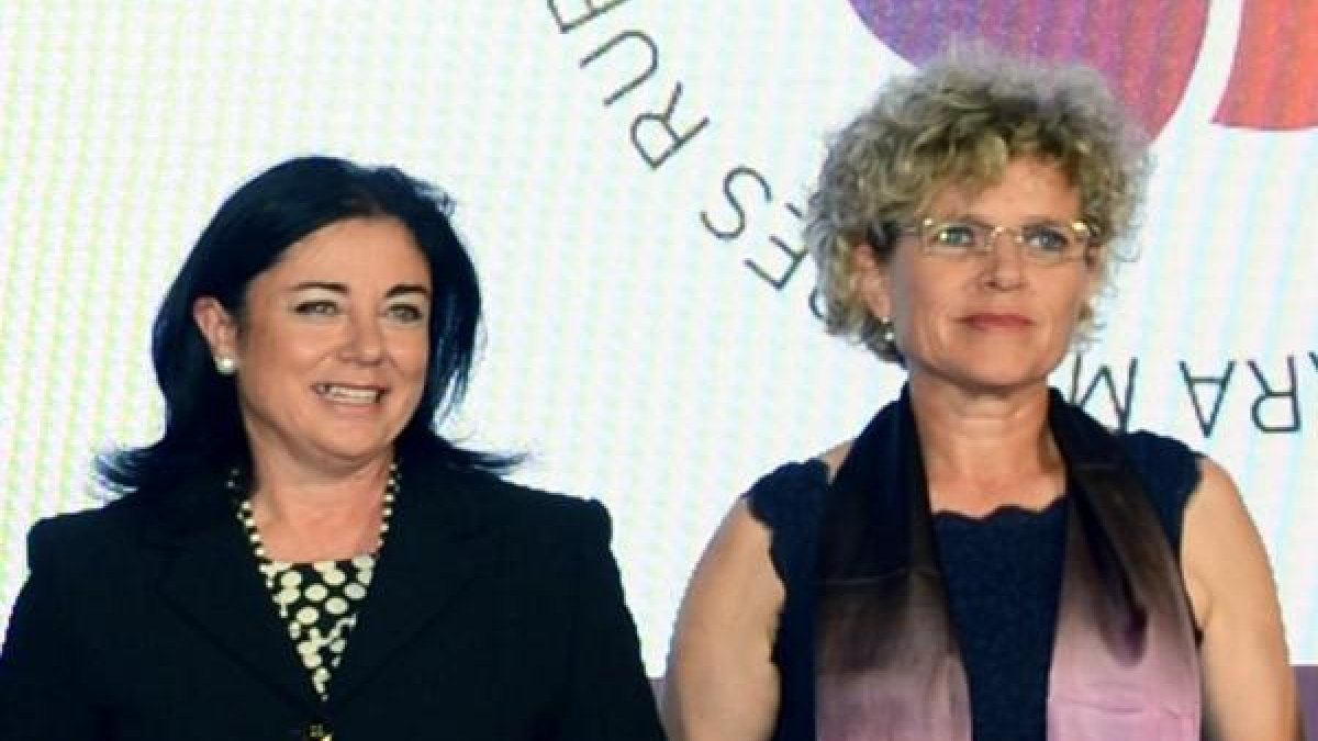 Santiaga Hernández Porcerl y Lola Gómez Ferrón con el premio recogido esta semana en Madrid.