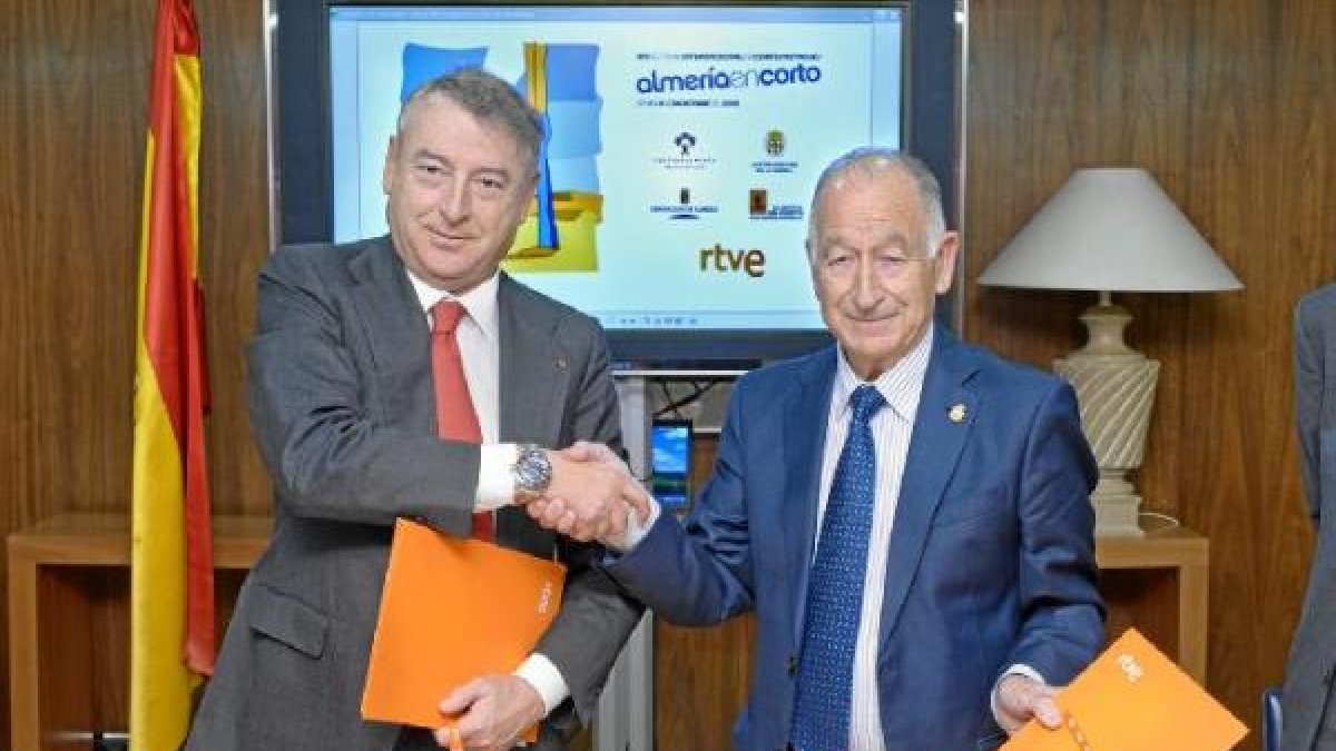 Saludo de José Antonio Sánchez y Gabriel Amat tras la firma del acuerdo.