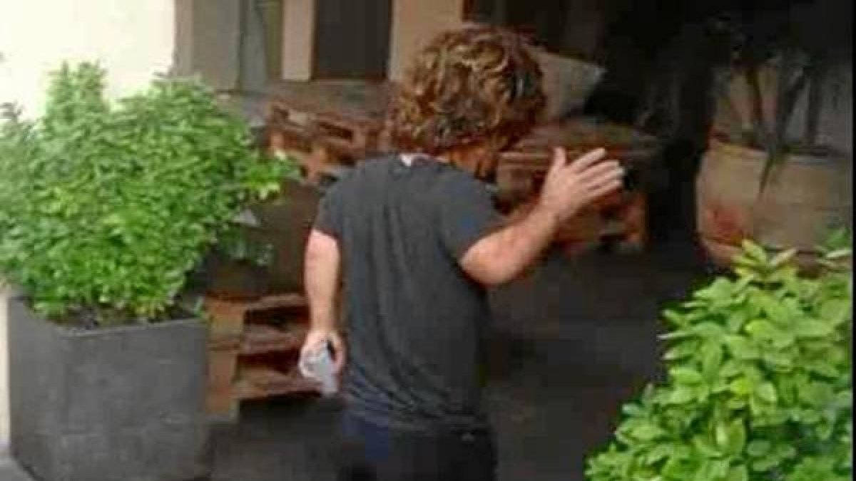 Peter Dinklage (Tyrion) saluda a su llegada a Almería. (Foto: Zahyra Lucas)