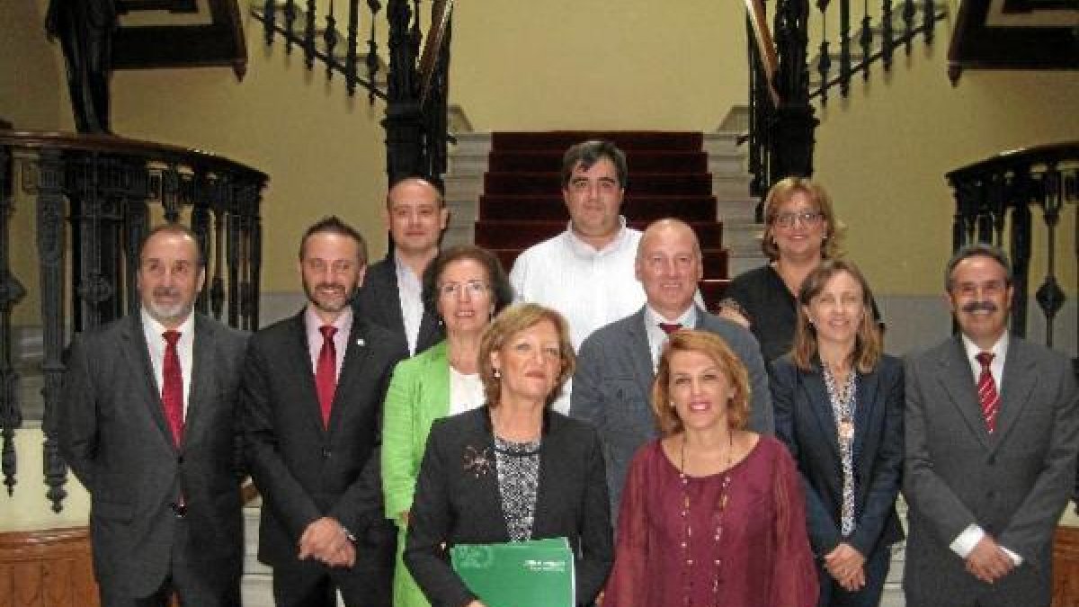 Foto de familia de delegados y la consejera Ortiz.