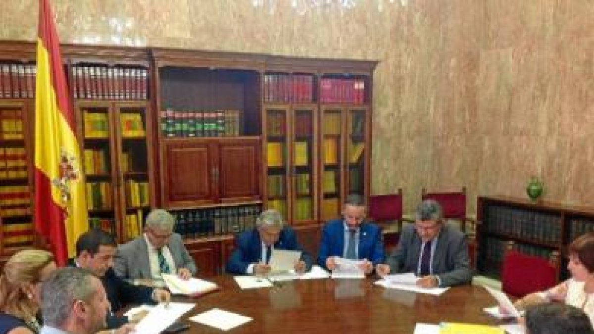 La Comisión del PFEA se reunión ayer en la sede de la Subdelegación del Gobierno.