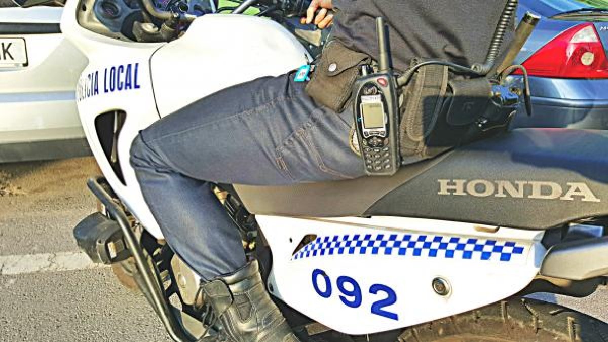 El agente muestra el pantalón