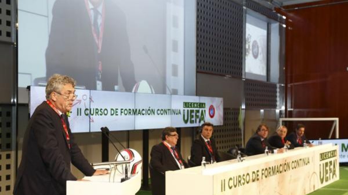 Ángel María Villar toma el mando de la UEFA.