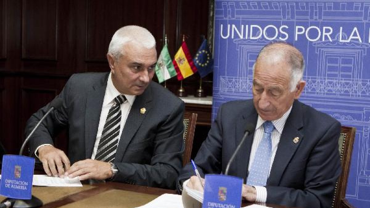 Firma del proyecto para el arreglo de los caminos.