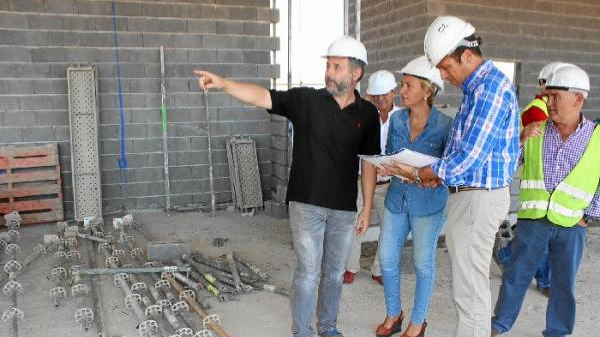 Eloísa Cabrera visita en Las Marinas las obras del centro deportivo.