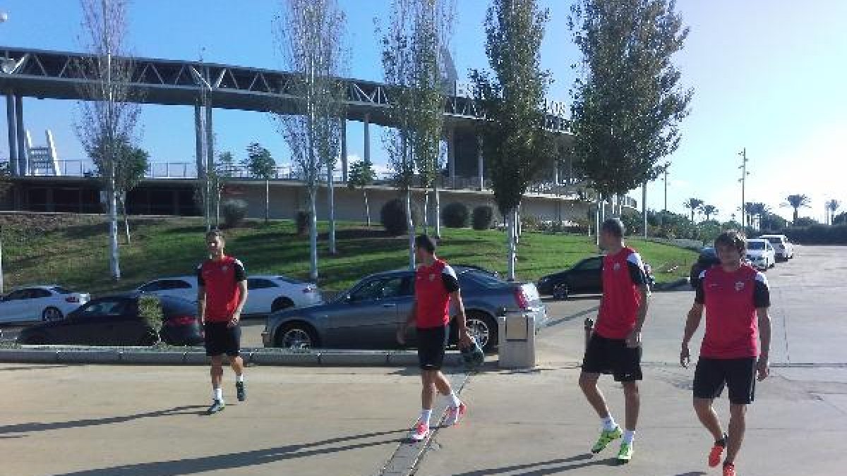 Salen los futbolistas.