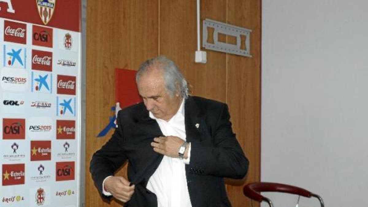 Algo busca el peresidente del Almería en su bolsillo.