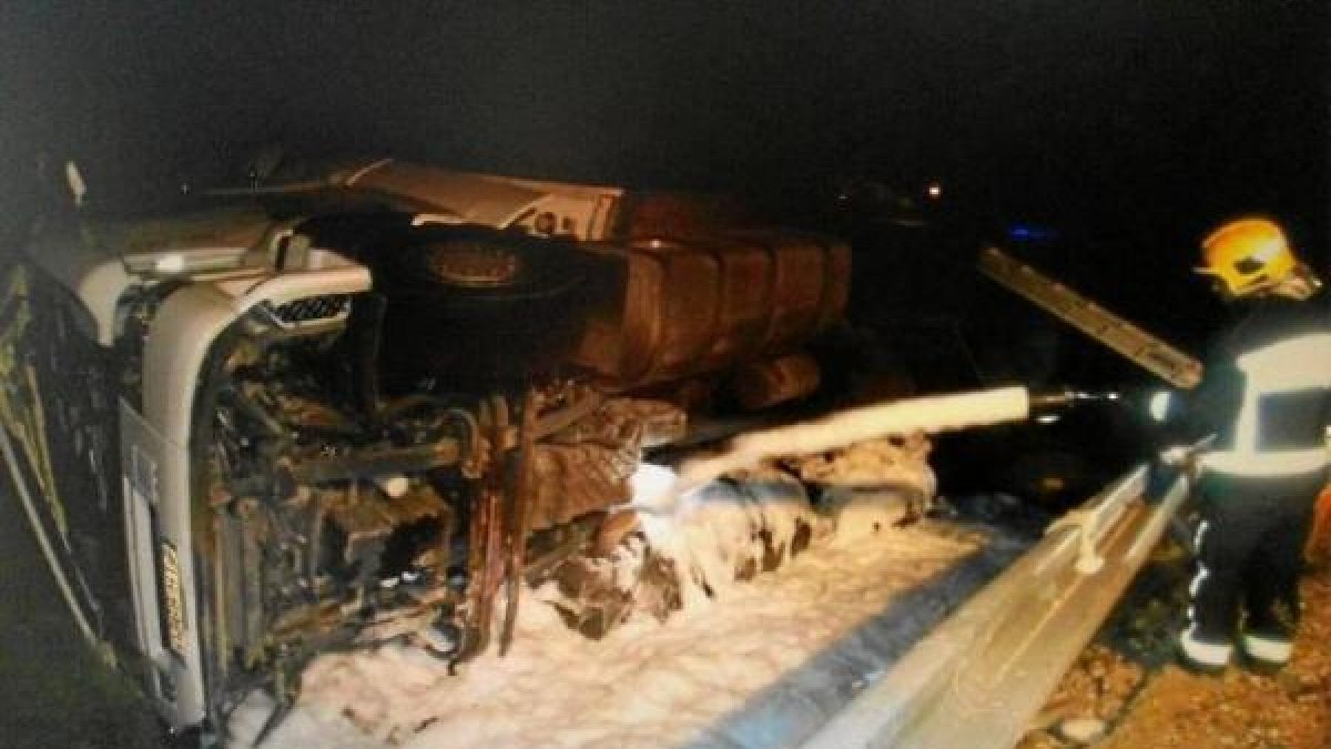 Los bomberos controlaron con espuma el gasoil vertido tras el accidente.