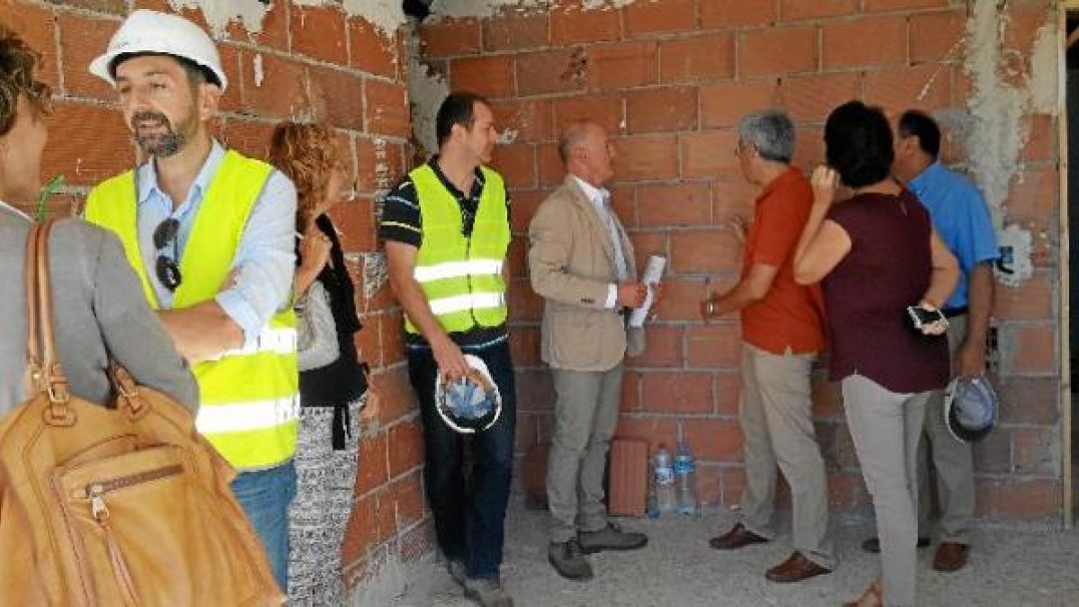 Visita de Joaquín Jiménez a las obras de rehabilitación de El Puche Norte