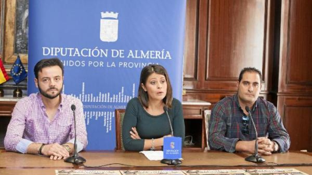 La diputada, Ángeles Martínez, en la presentación.