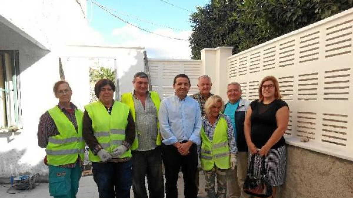 Casquet, con trabajadores del PFEA, en su visita a Olula del Río.