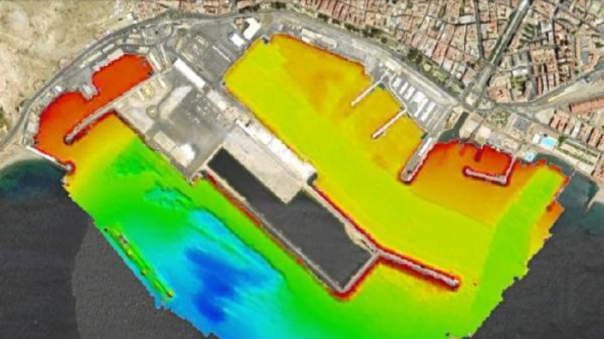 Estudio del entorno del Puerto de Almería y los fondos realizado por la Armada