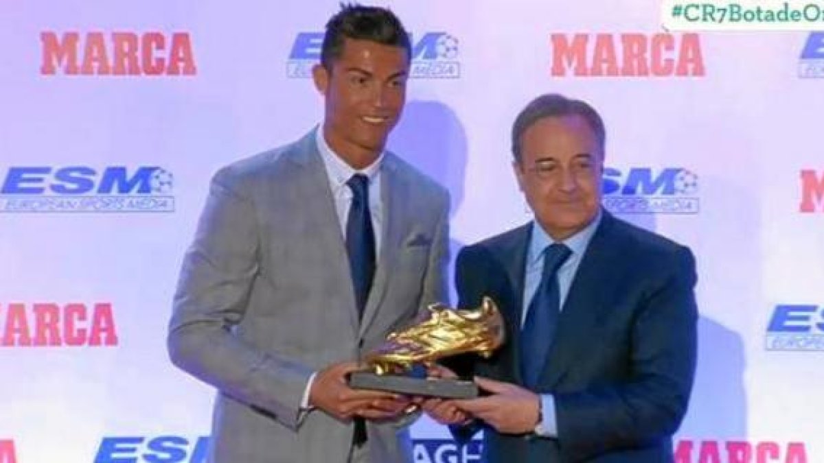 Cristiano ha recibido la Bota de Oro de manos de Florentino Pérez.