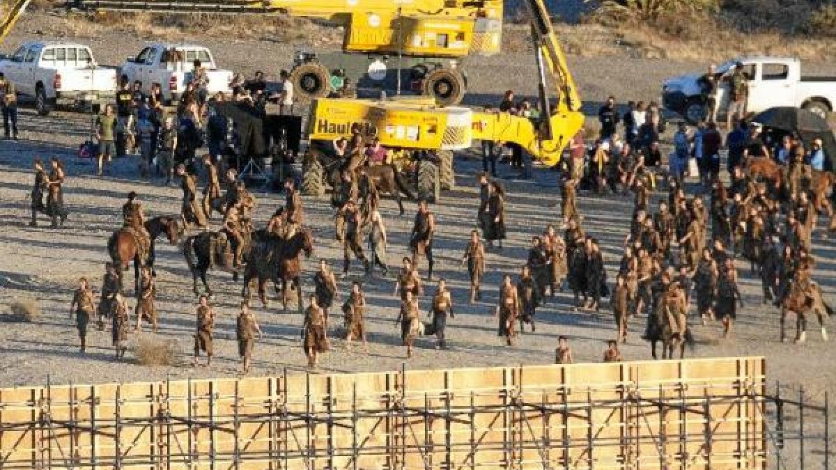 Rodaje de la serie en los decorados de El Chorrillo. En el centro, la actriz Emily Clarke, quien da vida a Daenerys Targaryen.