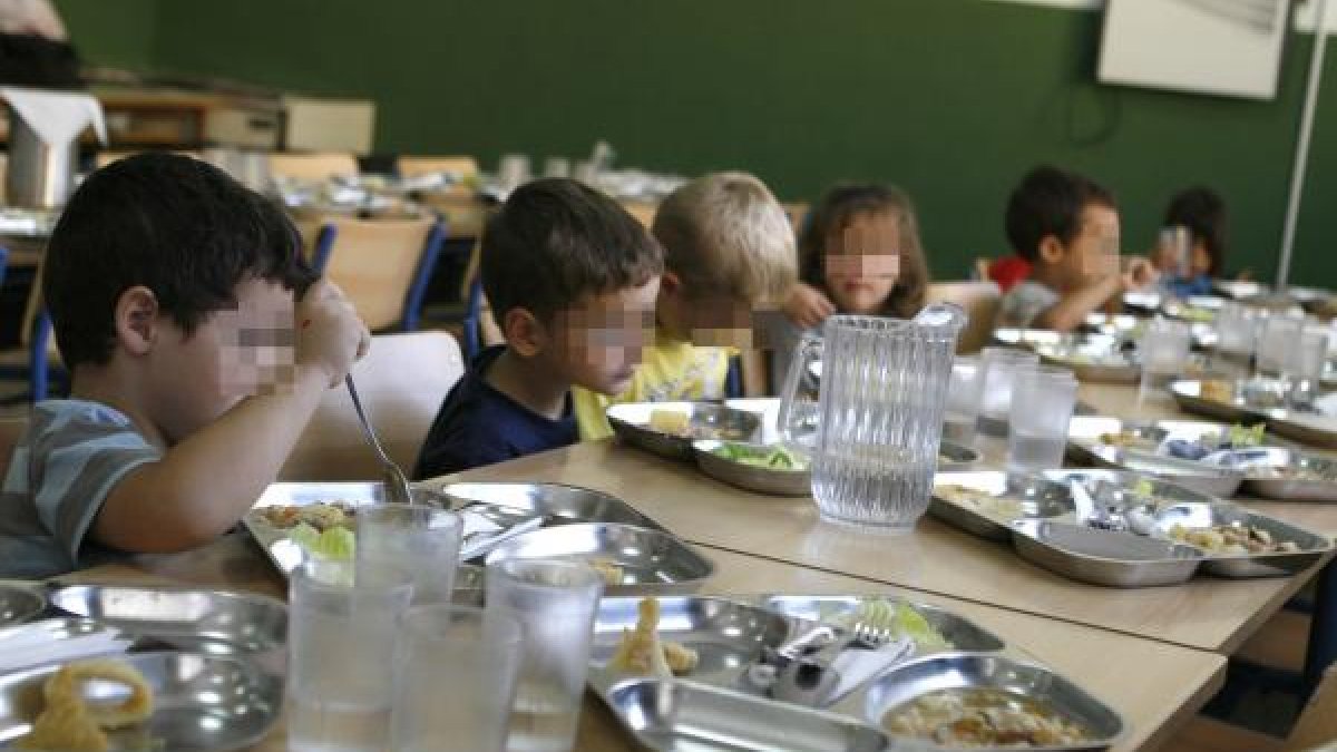 Niños comen en uno de los centros escolares de la provincia de Almería.