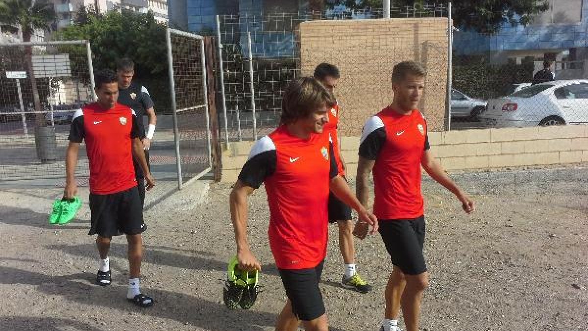 Dubarbier, llegando a la Vega de la Acá con un grupo de compañeros.