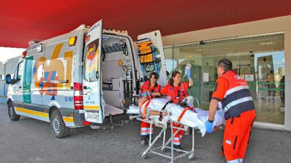 Sanitarios del 061 proceden a trasladar a un paciente al centro hospitalario.