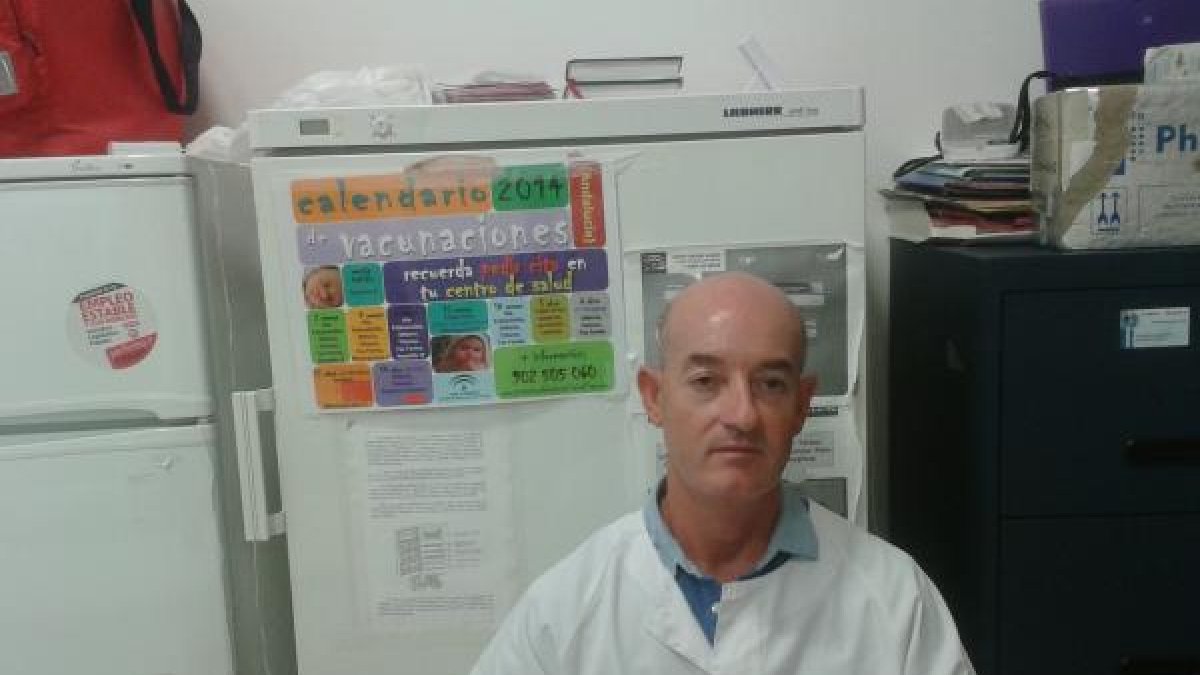 El enfermero Francisco Jesús Ortiz Torres en la consulta de C.S. Alcazaba.