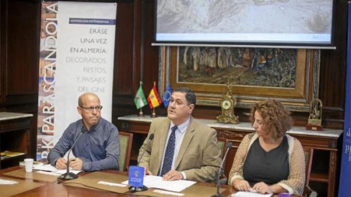 Presentación de la muestra, ayer en la Sala de Comisiones de Diputación.