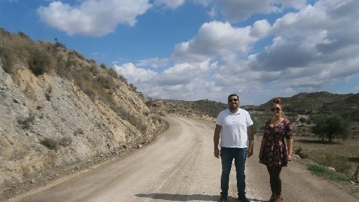 El concejal Francisco MArtínez y la edil Noelia García en el camino.