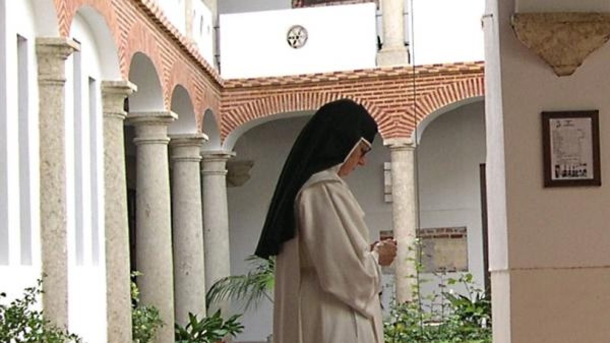 Una hermana medita en uno de los patios del convento.