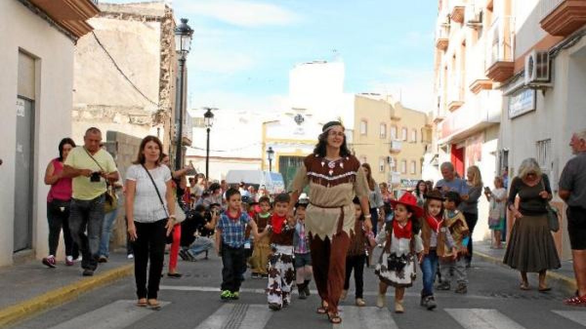 Un pasacalles por Tabernas sirve para abrir hoy el Almería Western Film Festival.
