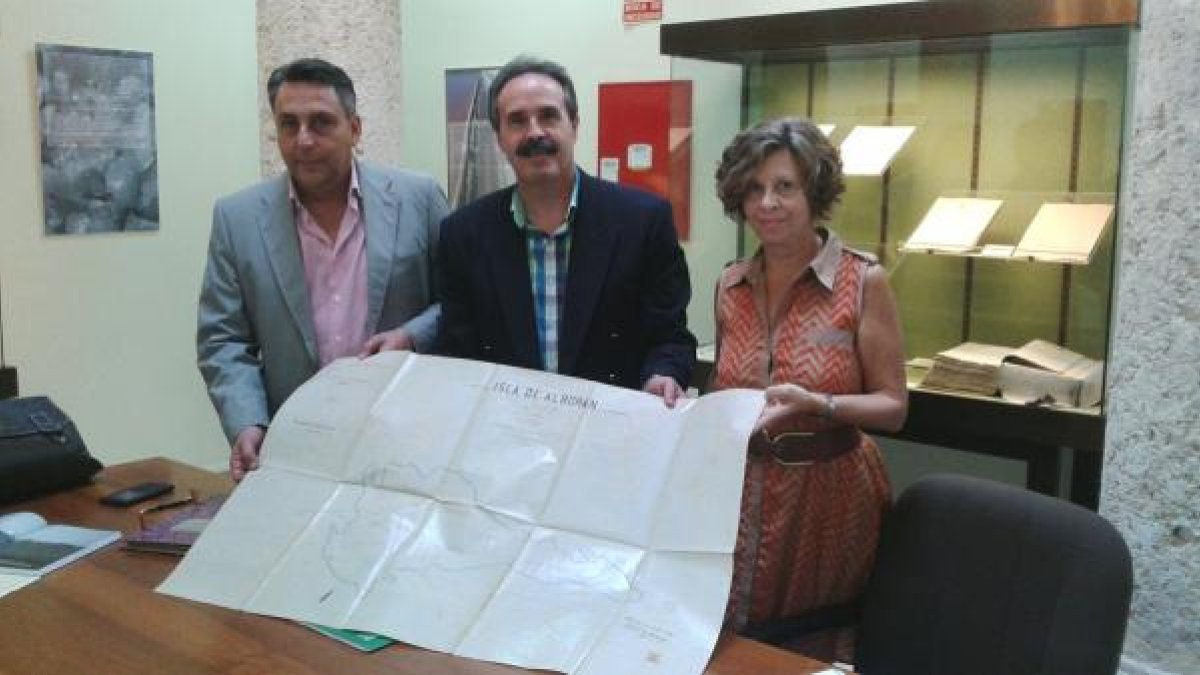 Alfonso Viciana, Alfredo Valdivia y Marisa Andrés, en el Archivo Histórico.